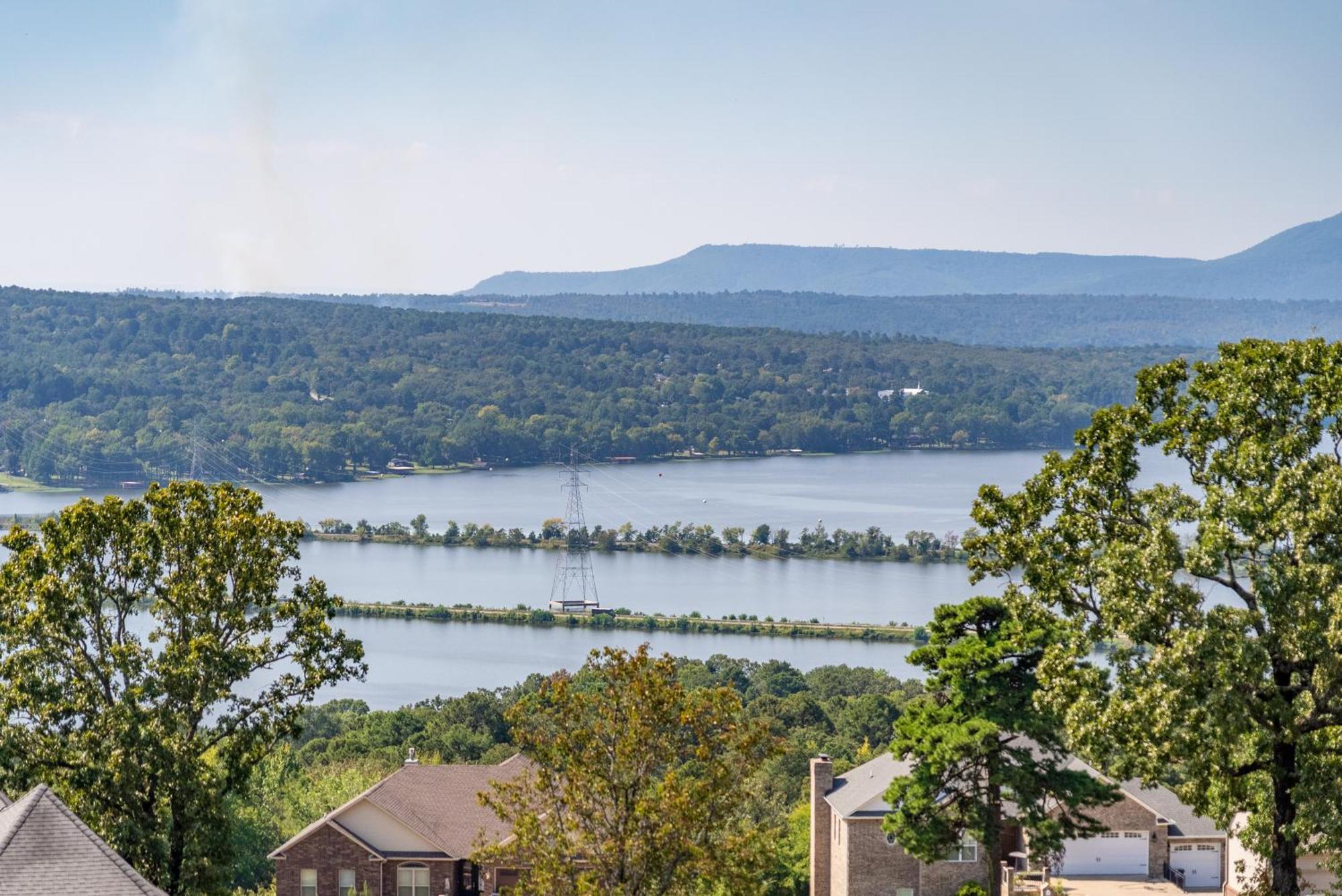 Adelines Lake View Elegant Home In Gated Community Sleeps 15 Russellville Eksteriør billede